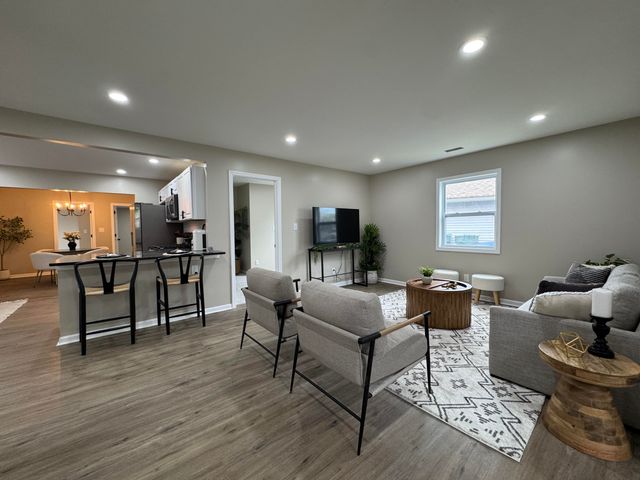 7950 S White Oak Lane, Hammond, IN 46324