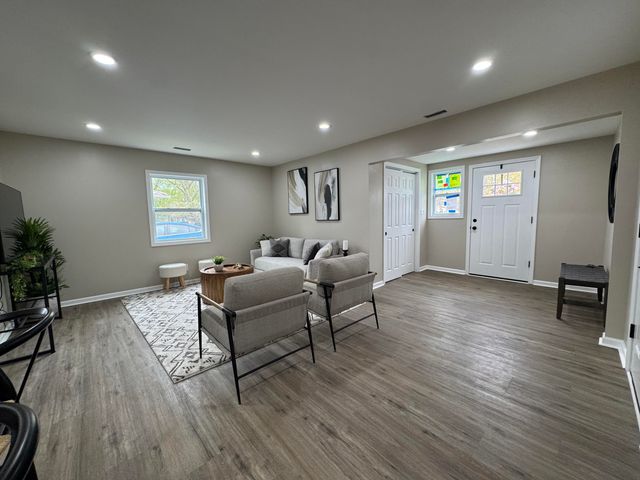 7950 S White Oak Lane, Hammond, IN 46324