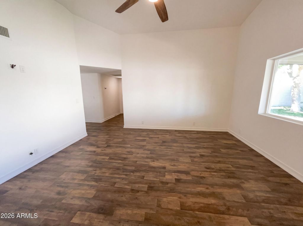 Image 19 of property listing at 406 E BEHREND Drive, Phoenix, AZ 85024