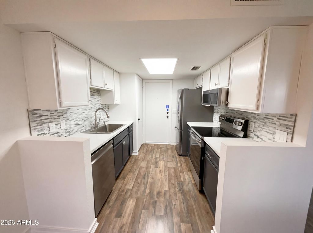 Image 20 of property listing at 406 E BEHREND Drive, Phoenix, AZ 85024