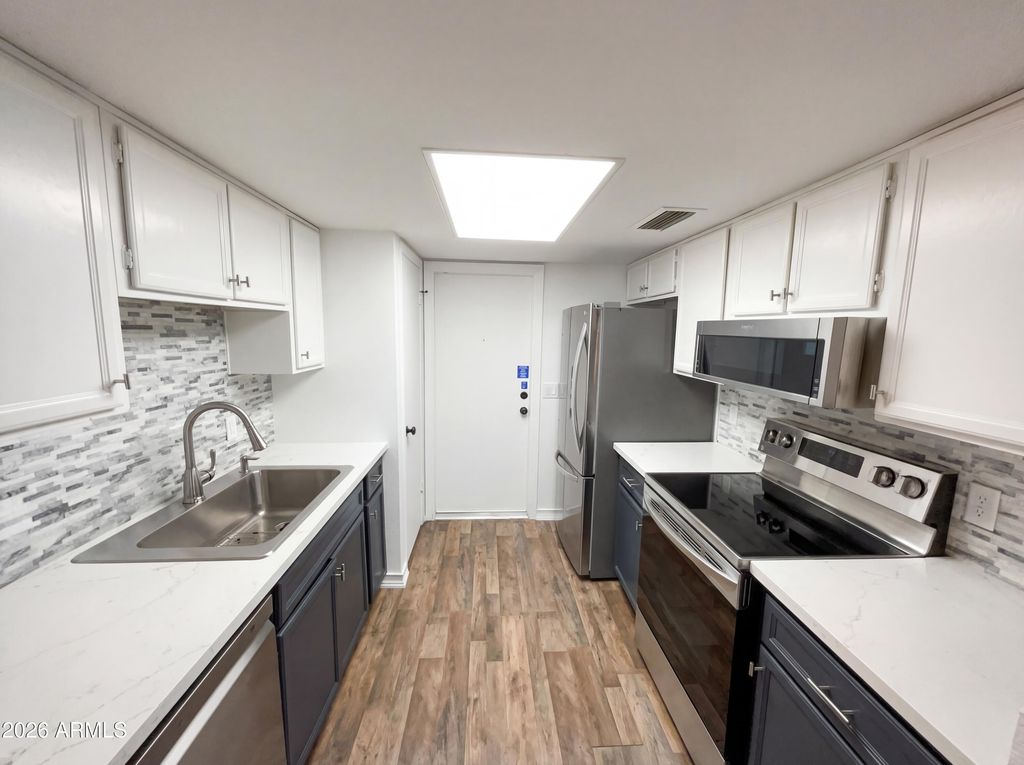 Image 21 of property listing at 406 E BEHREND Drive, Phoenix, AZ 85024