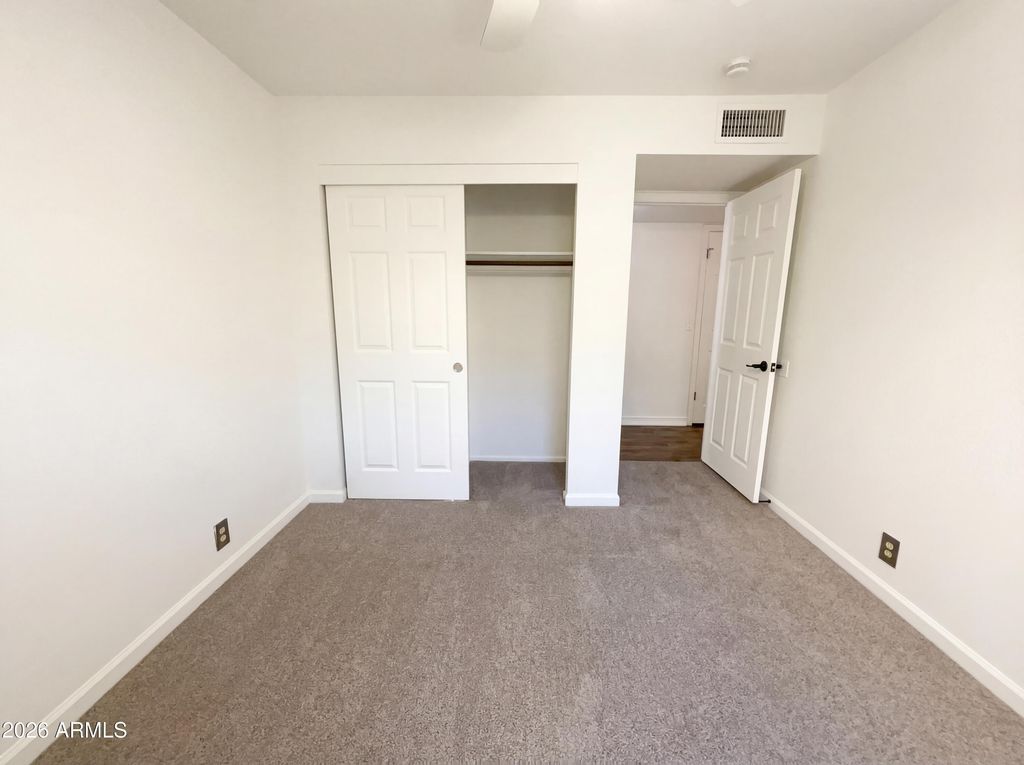 Image 4 of property listing at 406 E BEHREND Drive, Phoenix, AZ 85024