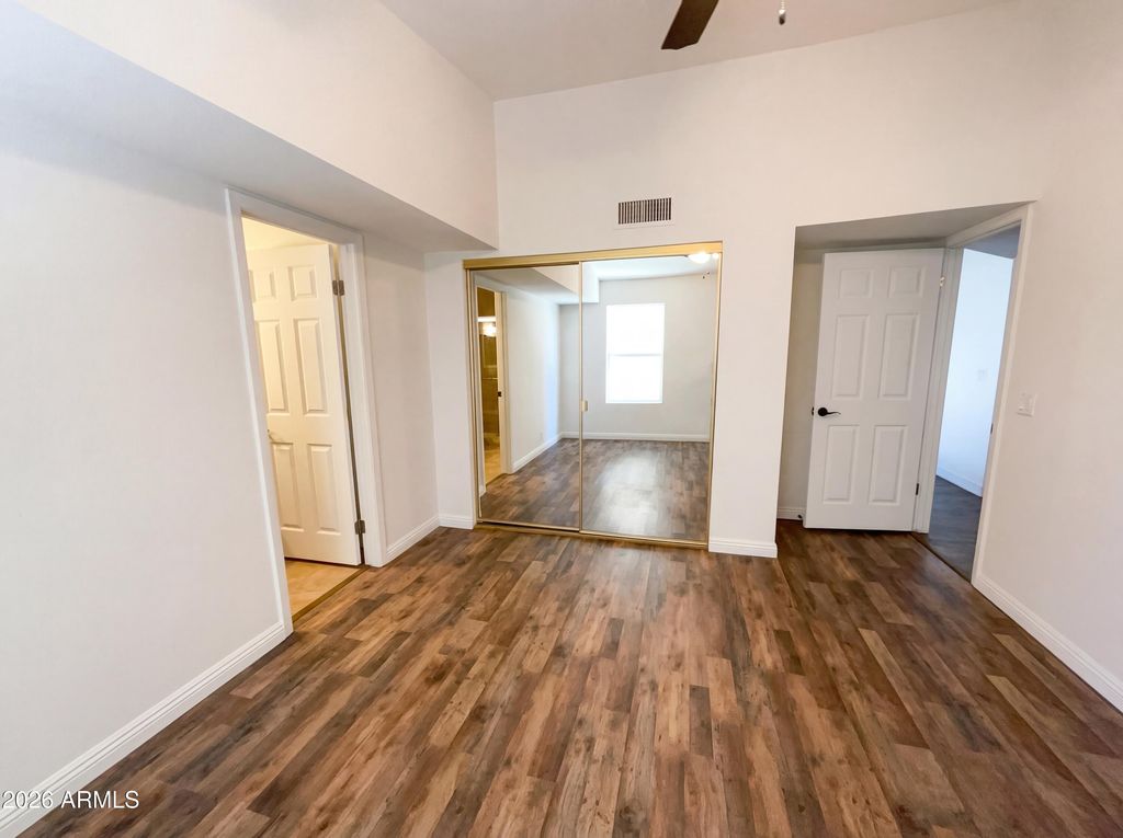 Image 8 of property listing at 406 E BEHREND Drive, Phoenix, AZ 85024