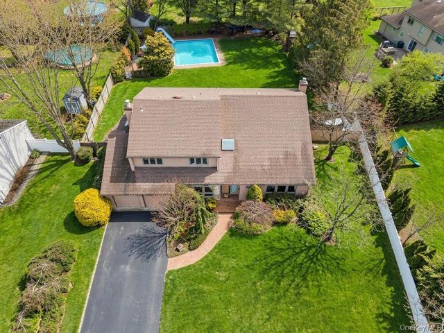4 Long Meadow Road, Commack, NY 11725
