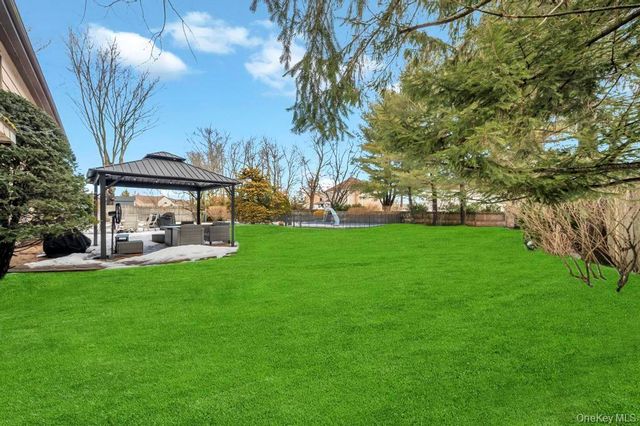 4 Long Meadow Road, Commack, NY 11725