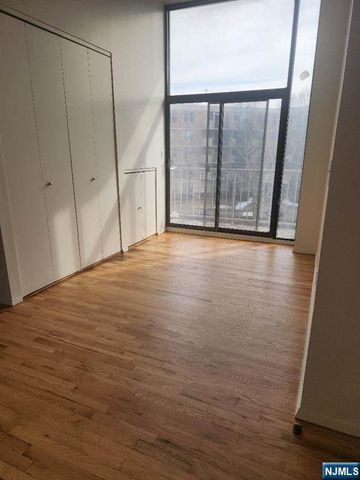 840 River 301, Edgewater, NJ 07020