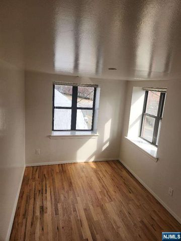 840 River 301, Edgewater, NJ 07020