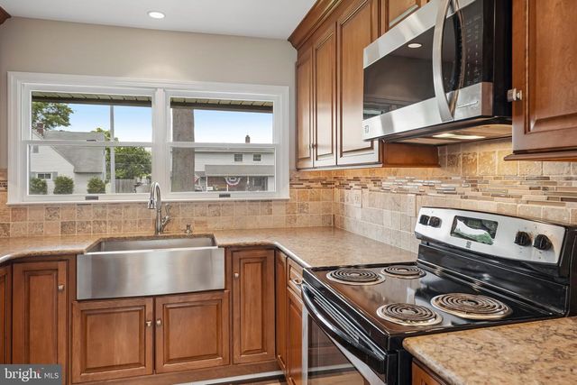 9 RUSTLEAF LN, Levittown, PA 19055