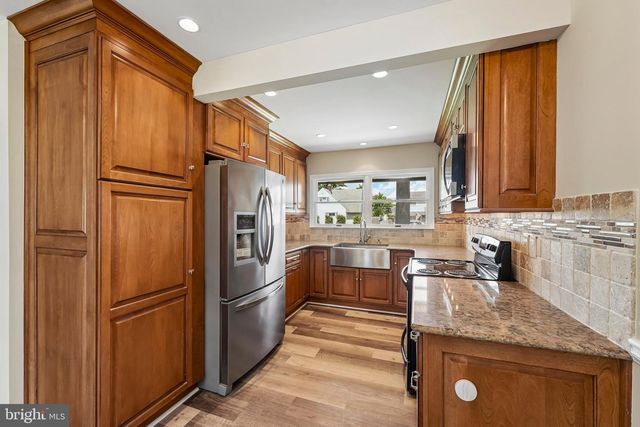 9 RUSTLEAF LN, Levittown, PA 19055