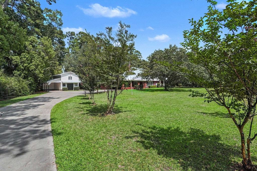 1384 Bud Graham Rd., Galivants Ferry, SC 29544