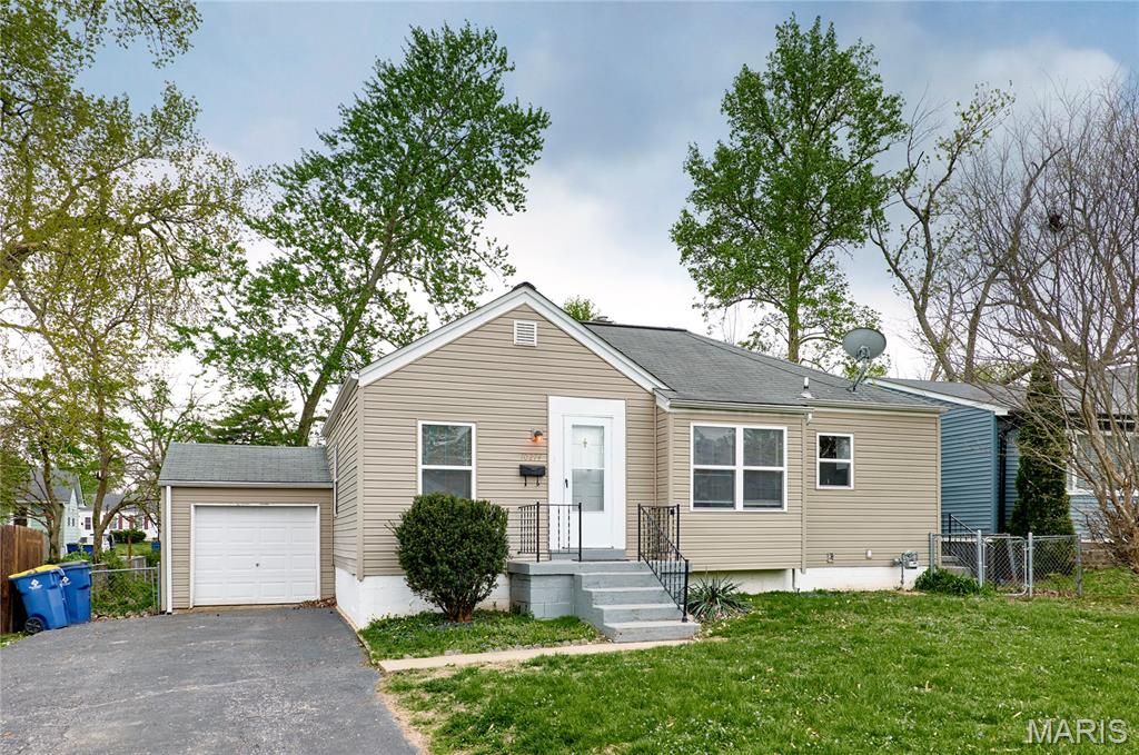 10214 Saint Anthony Lane, St Ann, MO 63074