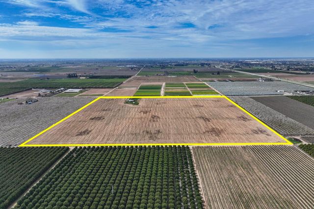 422 S Leonard Avenue, Sanger, CA 93657