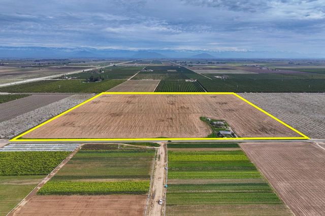 422 S Leonard Avenue, Sanger, CA 93657