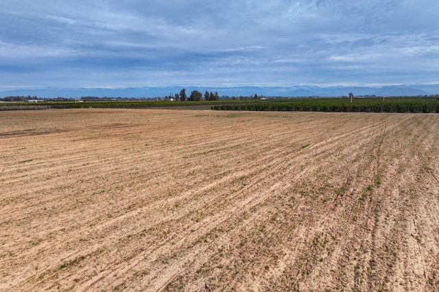 422 S Leonard Avenue, Sanger, CA 93657