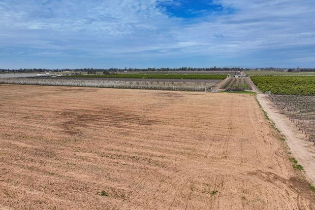 422 S Leonard Avenue, Sanger, CA 93657