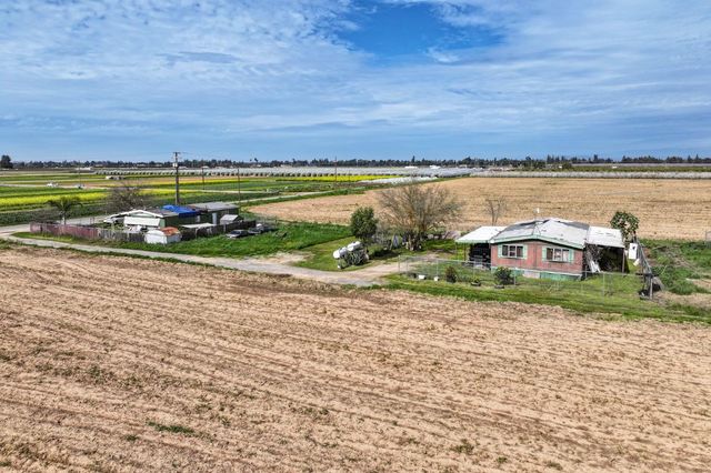 422 S Leonard Avenue, Sanger, CA 93657