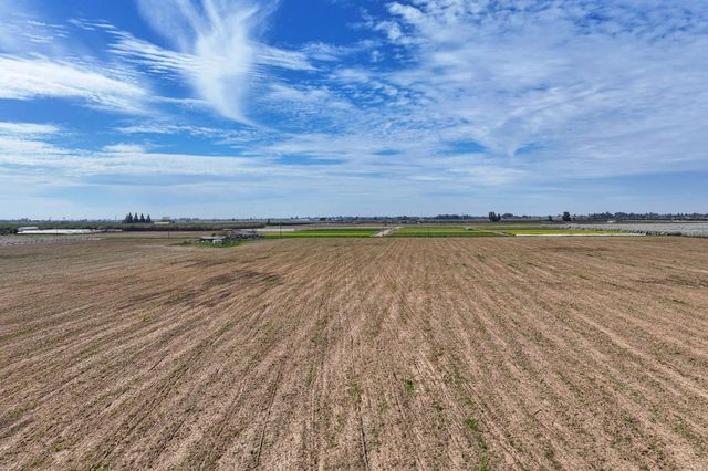 422 S Leonard Avenue, Sanger, CA 93657