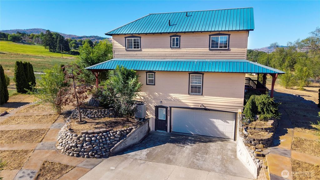 6 Orchard Loop S., Tonasket, WA 98855