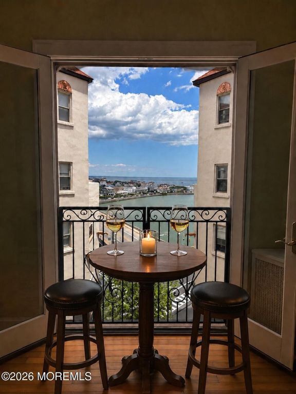 400 Deal Lake Drive 8F, Asbury Park, NJ 07712