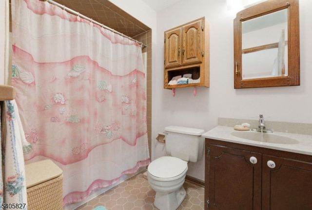 33 Edgemere Ter, Washington Twp., NJ 07882