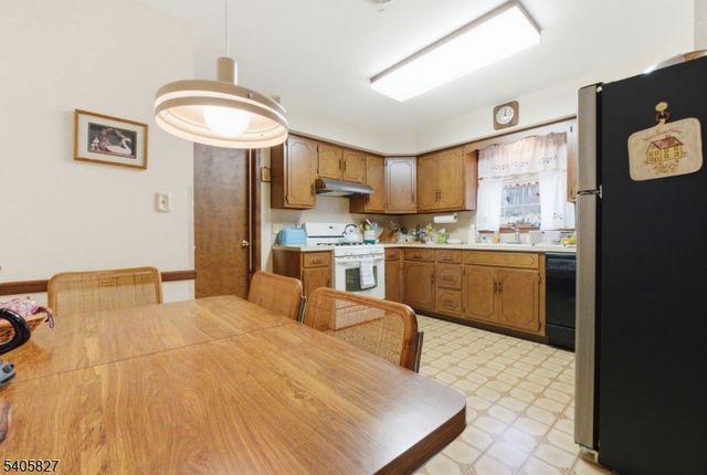 33 Edgemere Ter, Washington Twp., NJ 07882