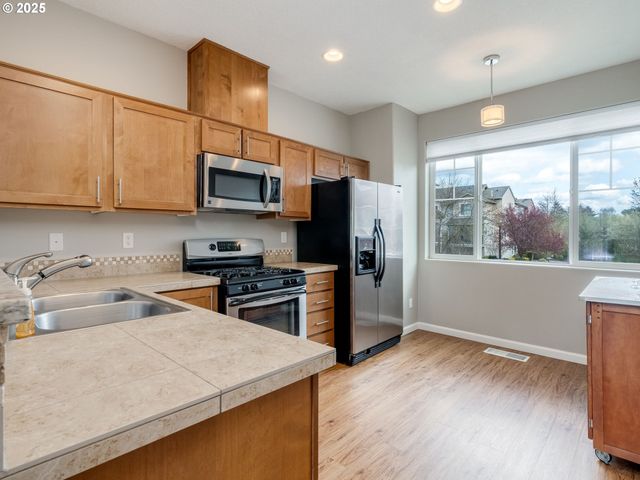 324 Ne EDGEWAY Dr, Hillsboro, OR 97006