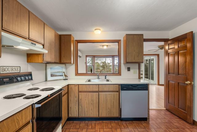 14 Quamhassett Road, Buzzards Bay, MA 02532