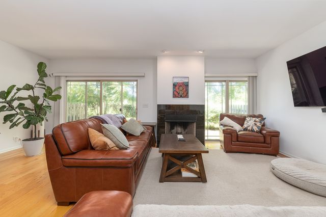 152 Finstad Drive, Libertyville, IL 60048