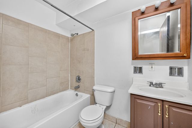 824 W College Boulevard 201, Addison, IL 60101