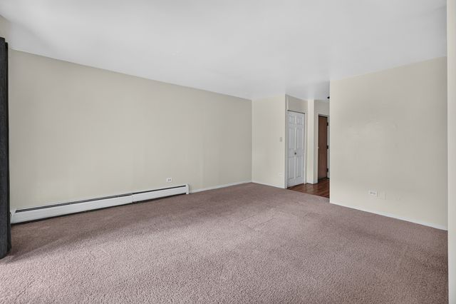 824 W College Boulevard 201, Addison, IL 60101