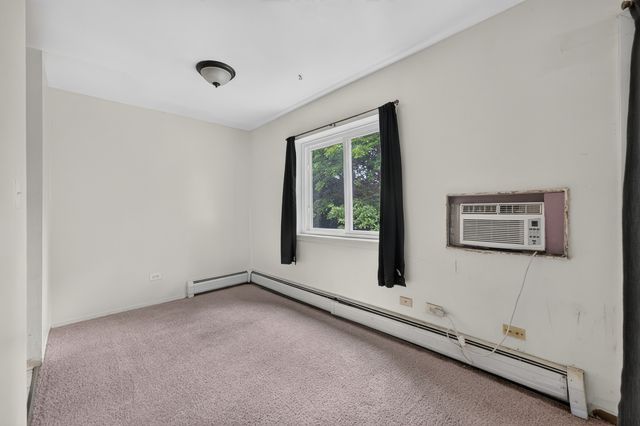 824 W College Boulevard 201, Addison, IL 60101