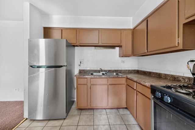 824 W College Boulevard 201, Addison, IL 60101