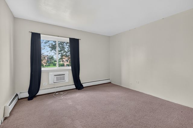 824 W College Boulevard 201, Addison, IL 60101