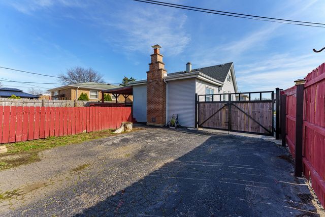 5852 W 81st Place, Burbank, IL 60459