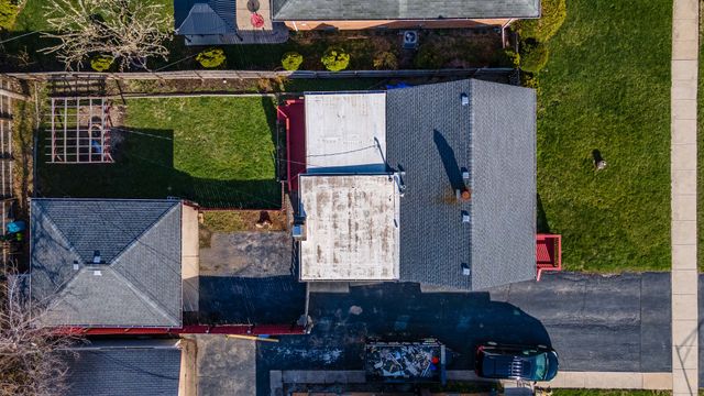 5852 W 81st Place, Burbank, IL 60459