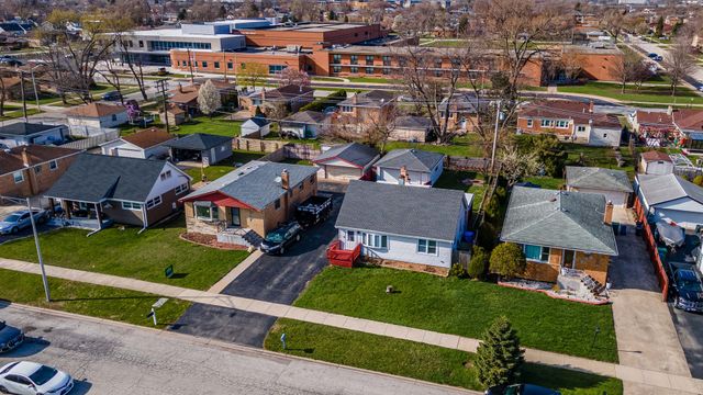 5852 W 81st Place, Burbank, IL 60459