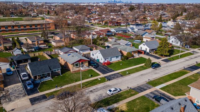 5852 W 81st Place, Burbank, IL 60459