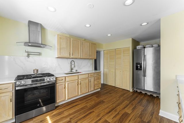 5852 W 81st Place, Burbank, IL 60459