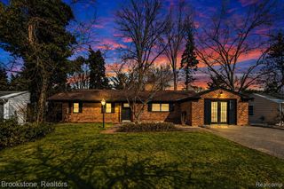 16046 W 13 Mile Road, Beverly Hills, MI 48025