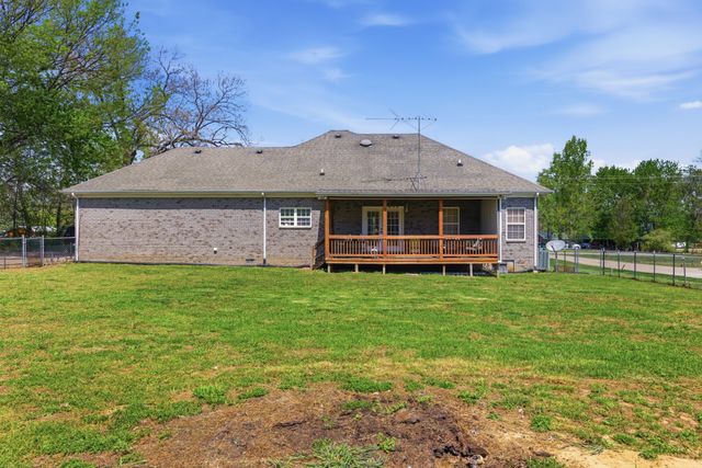 435 Long St, W, Mc Ewen, TN 37101