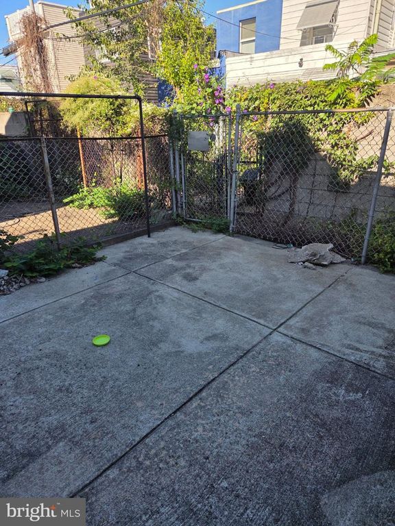 2345 E HAZZARD ST, PHILADELPHIA, PA 19125 — photo 5