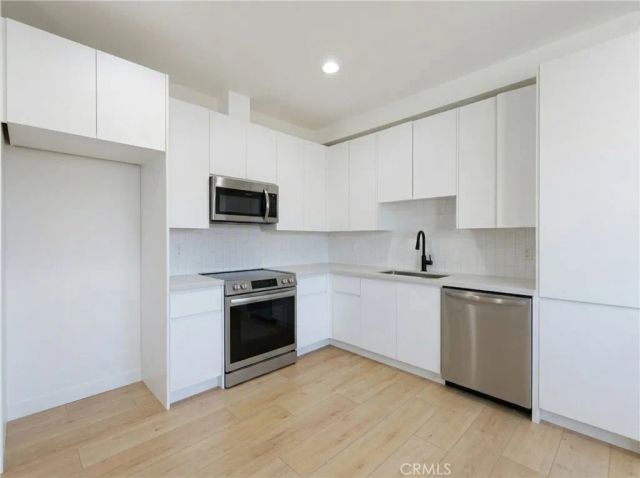 5075 Pickford, Los Angeles, CA 90019