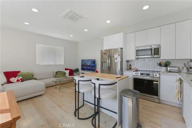 5075 Pickford, Los Angeles, CA 90019