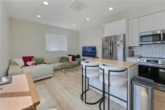 5075 Pickford, Los Angeles, CA 90019