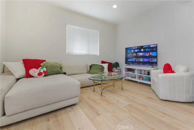 5075 Pickford, Los Angeles, CA 90019