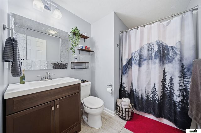 7919 Cheney Ridge Road, Lincoln, NE 68516