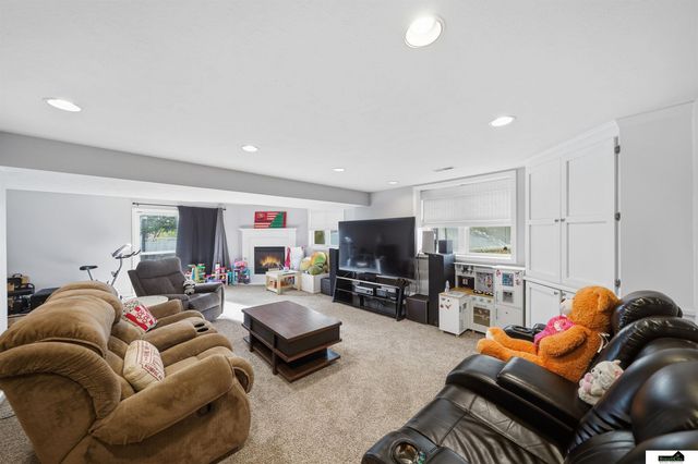 7919 Cheney Ridge Road, Lincoln, NE 68516