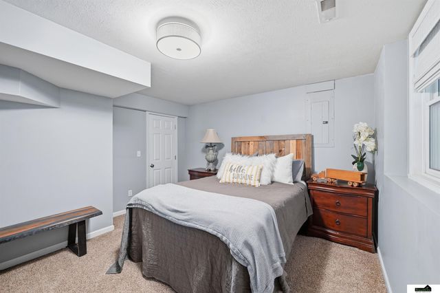 7919 Cheney Ridge Road, Lincoln, NE 68516