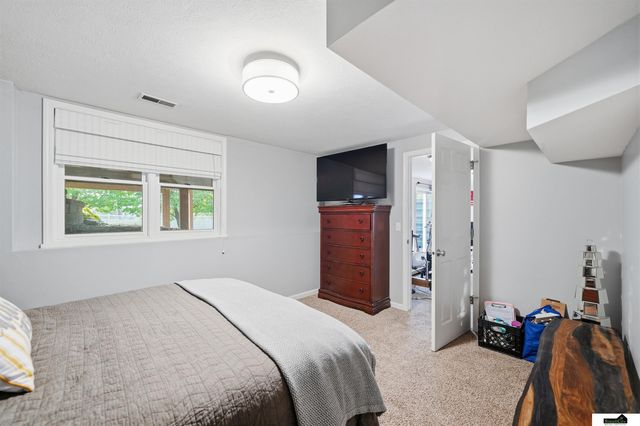 7919 Cheney Ridge Road, Lincoln, NE 68516