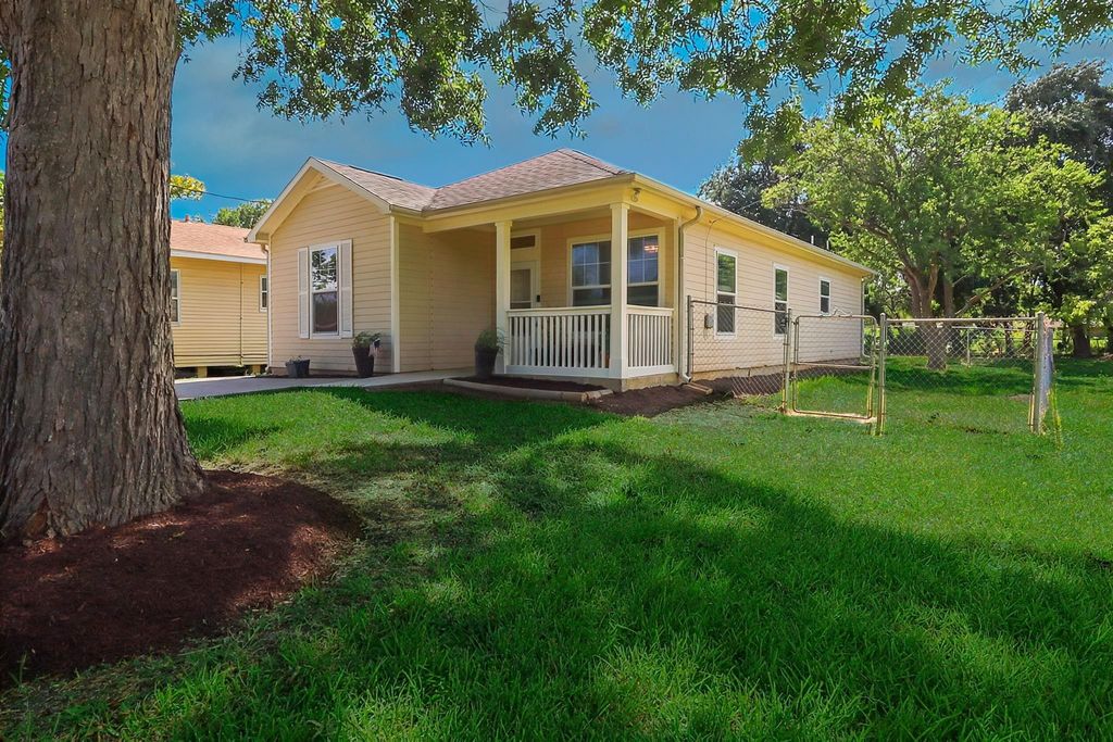 203 3rd Street N, Texas City, TX 77590
